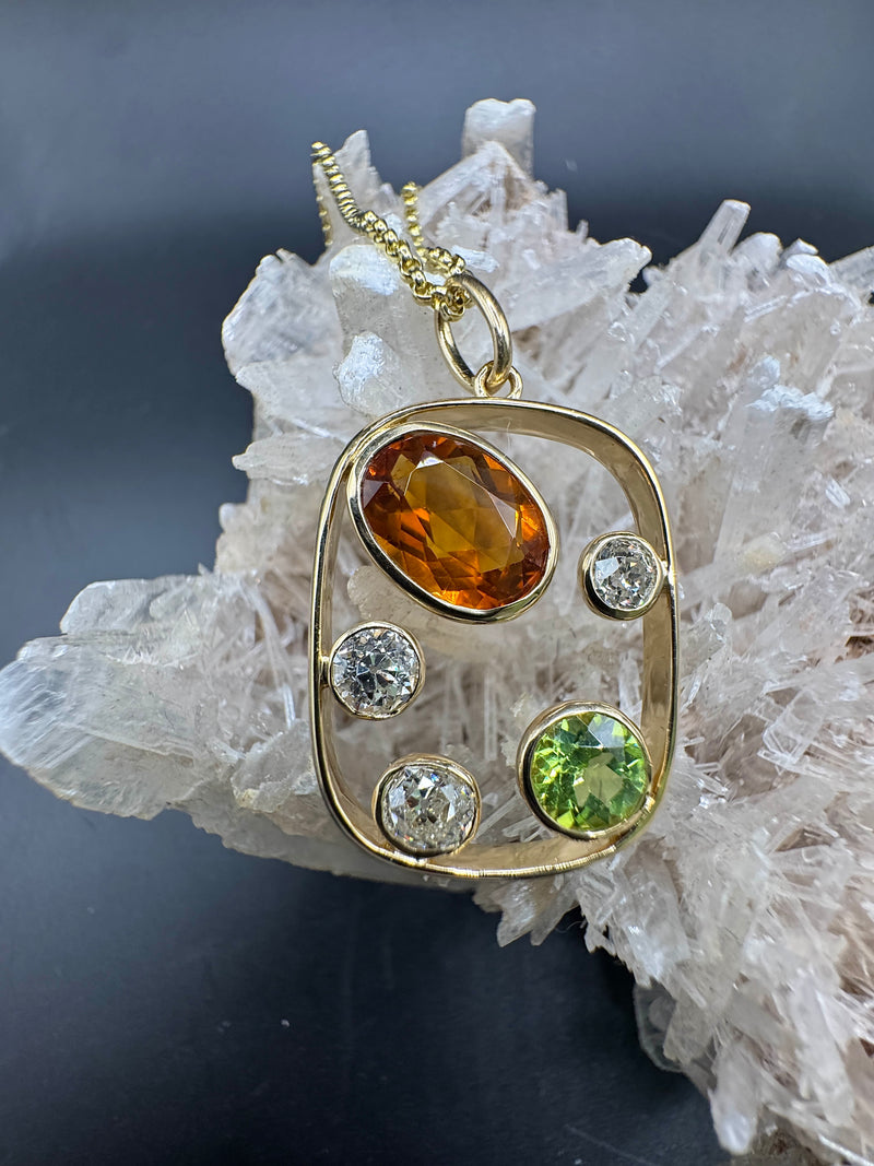 Ausgefallener Peridot / Citrin Anhänger in 14 Karat Gelbgold mit großen Diamanten