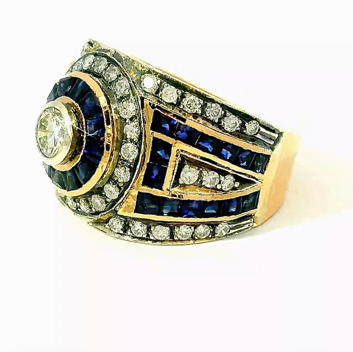 Exciting cocktail ring in 18K yellow and white gold with sapphires & brilliant-cut diamonds