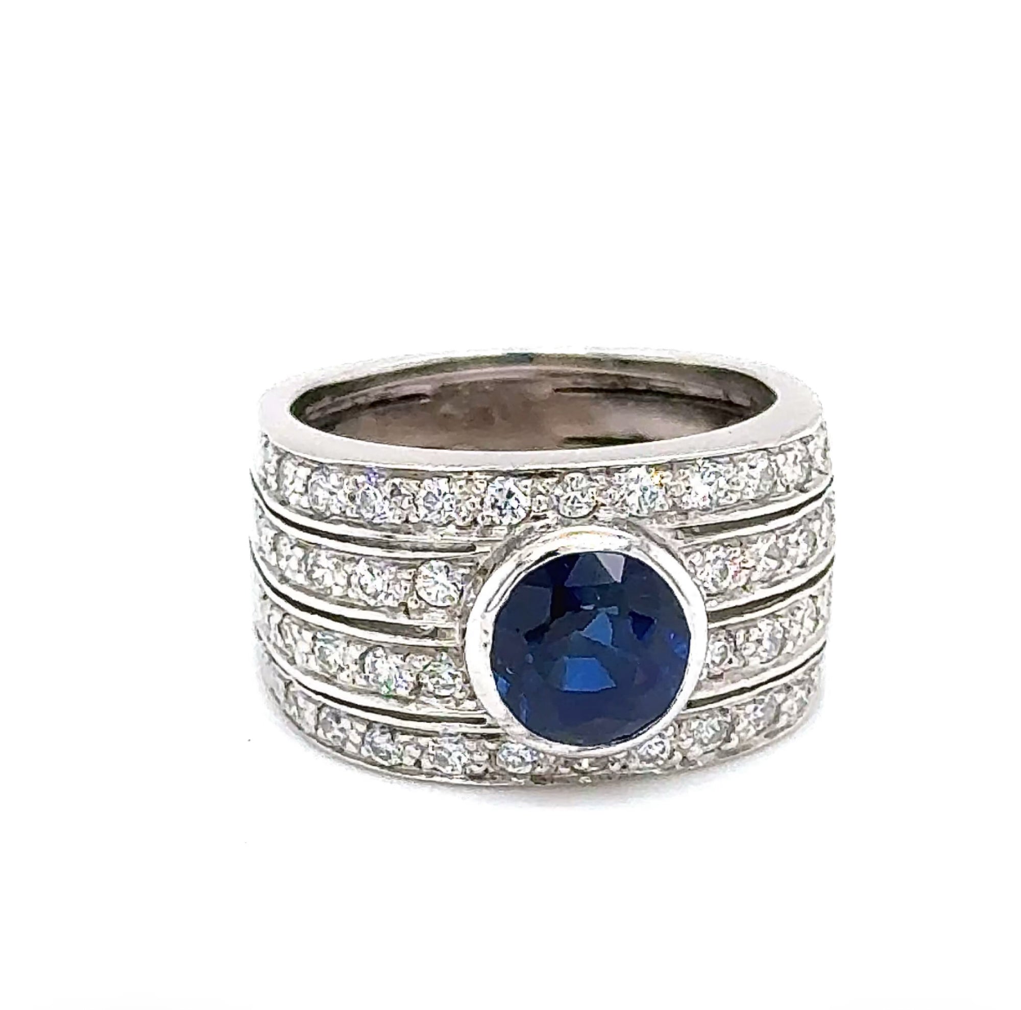 Eindrucksvoller Ring in 18 Karat Weißgold mit augenreinem Saphir und Brillanten