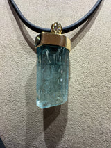 Ausgefallener Aquamarin-Anhänger in 14 Karat Gelbgold mit Brillant