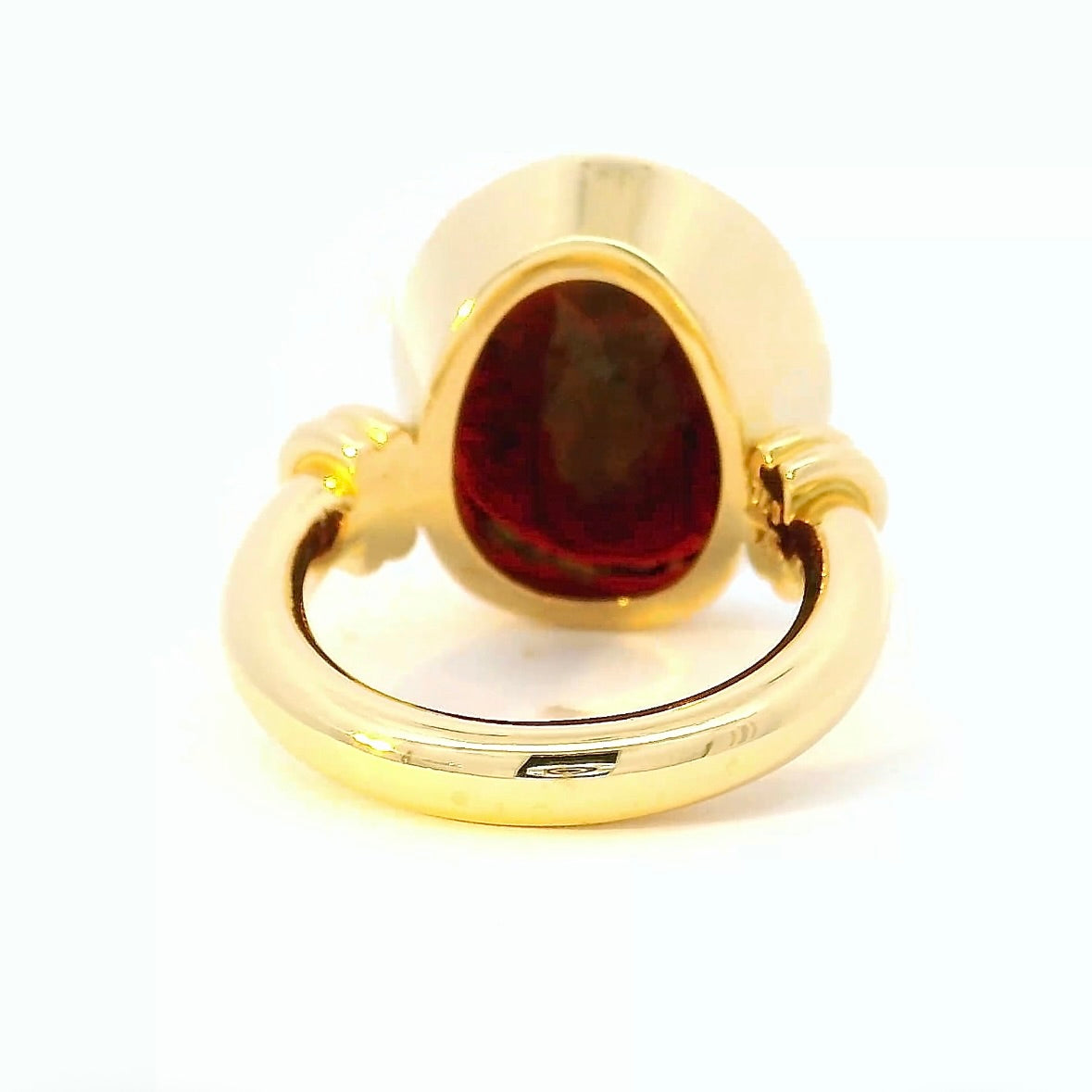 Handgefertigter Augsburger Ring in 18 Karat Gelbgold mit Granat-Siegel