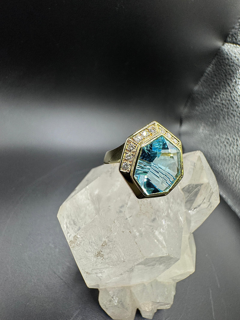 Ausgefallener Ring in 14 Karat Gelbgold mit leuchtendem Topas & Brillanten