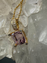 Steinbetonter Anhänger in 14 Karat Gelbgold mit rosa Kunzit & Brillanten