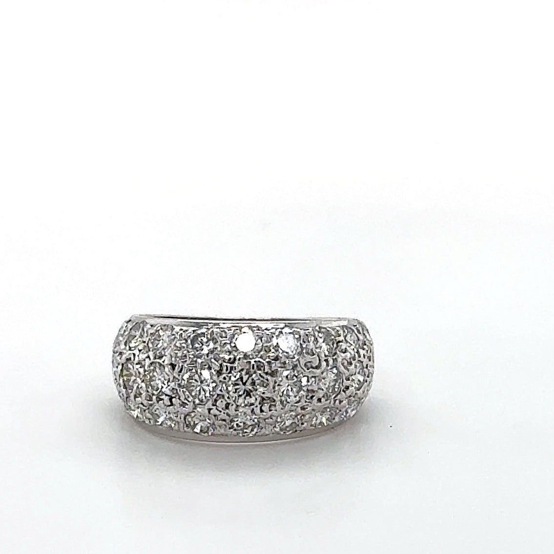 Wirkungsvoller Weißgoldring in 14 Karat mit hochfeinen Brillanten im Pavé-Verschnitt
