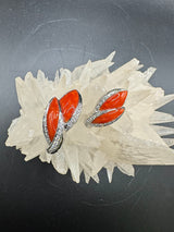 Hochwertige Ohrringe in 18 Karat Weißgold mit handgeschnitzter Koralle