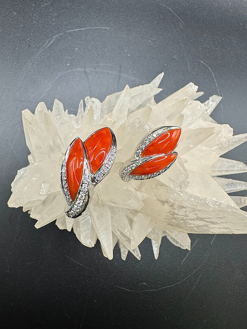 Hochwertige Ohrringe in 18 Karat Weißgold mit handgeschnitzter Koralle | Ohrringe - Schmuck Schroll