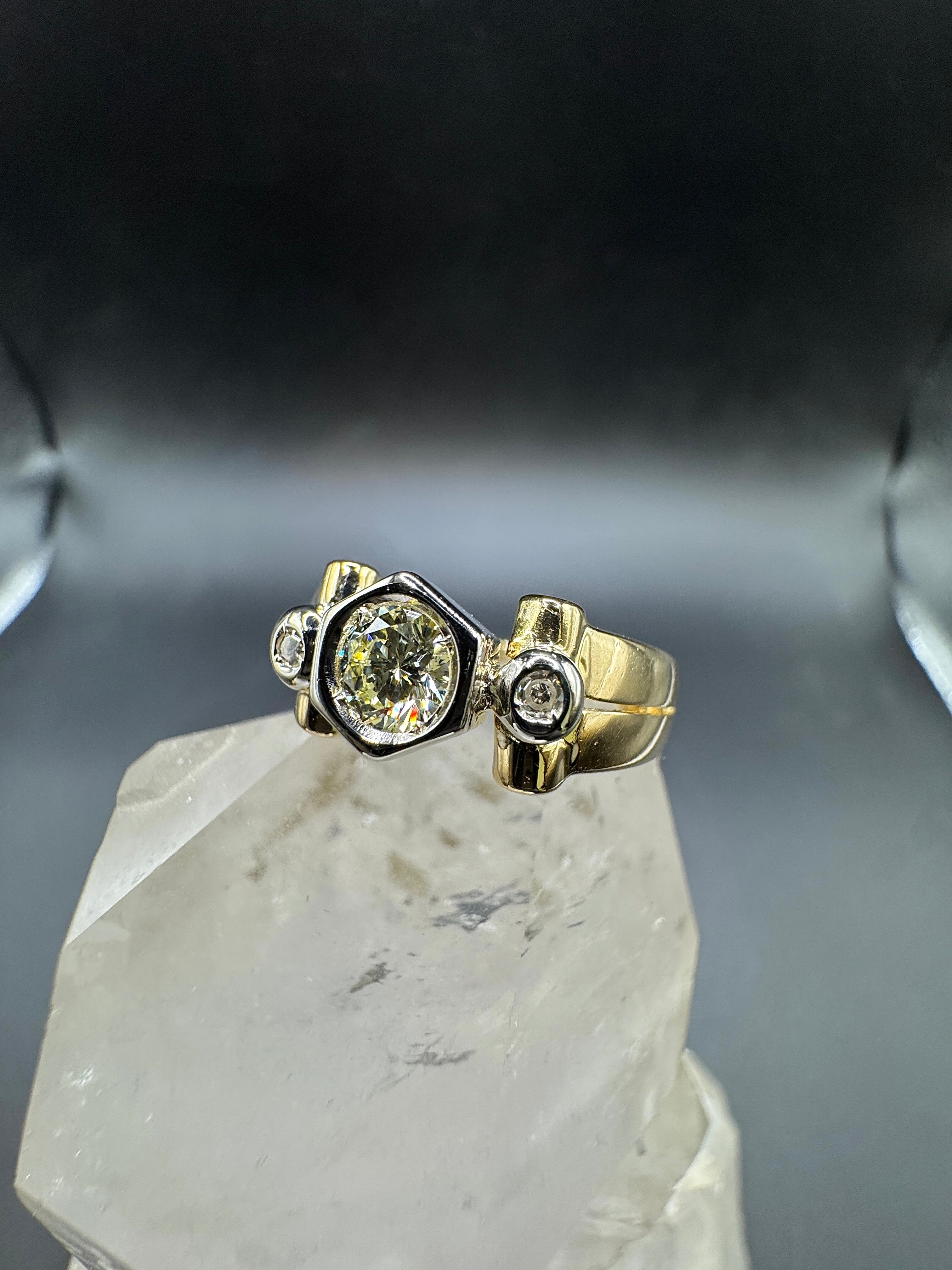 Eleganter Bicolor-Ring in 18 Karat Gold mit großem Brillant & Diamanten