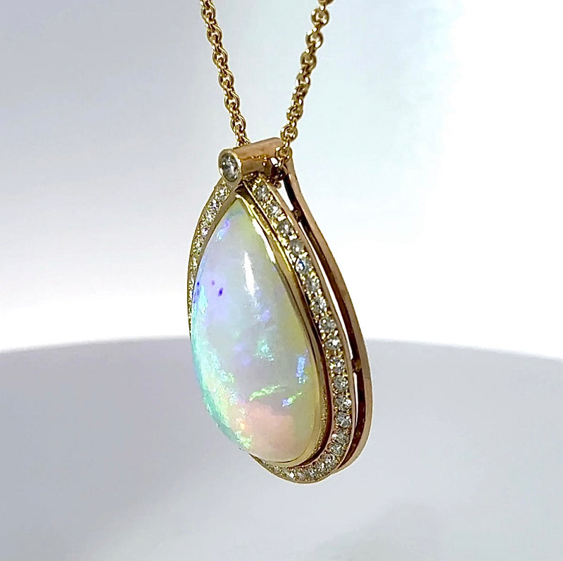 Handgefertigter Anhänger in 14 Karat Gelbgold mit äthiopischem Opal und Brillanten