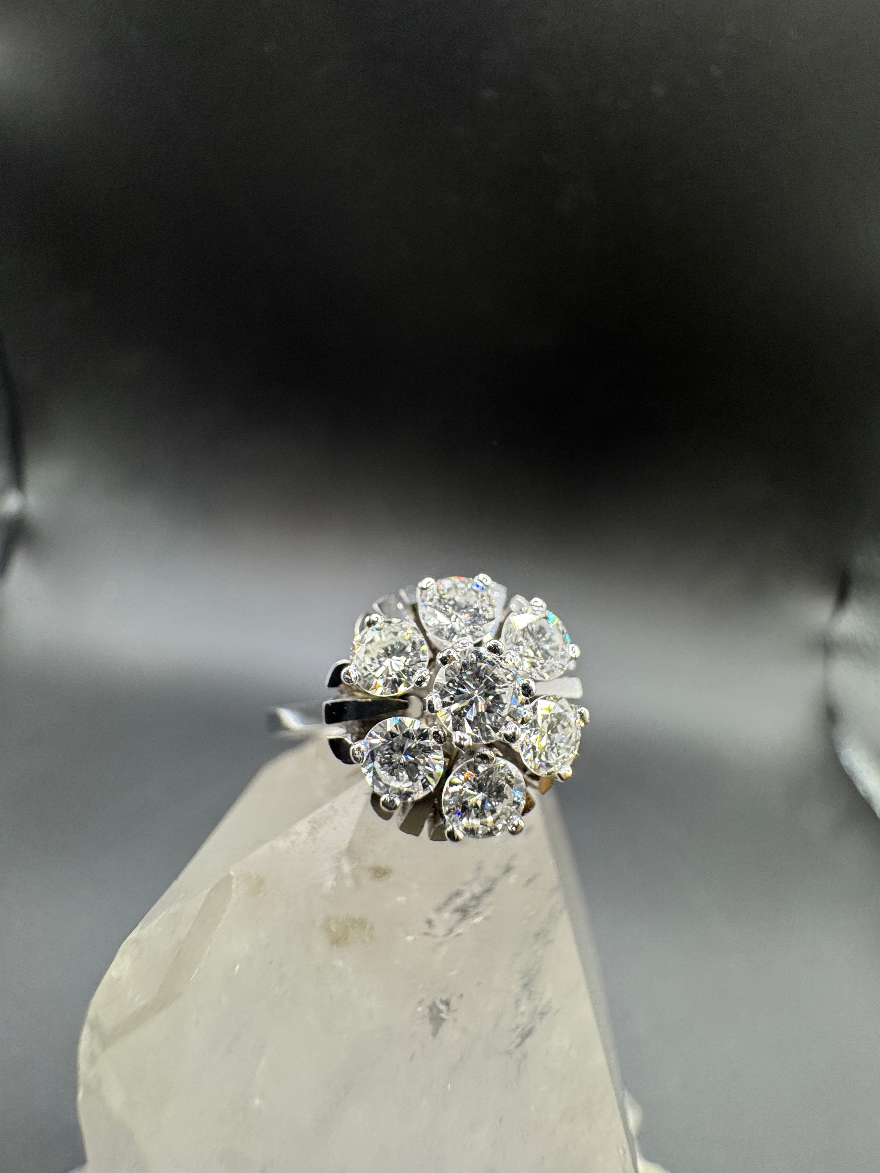 Zeitloser Cocktail Ring in 14 Karat Weißgold mit feinen Brillanten