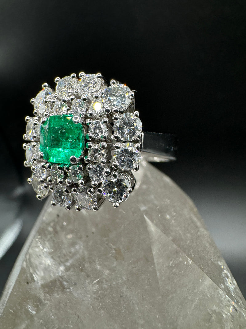 Prunkvoller Cocktailring in 14 Karat Weißgold mit leuchtendem Smaragd & Brillanten