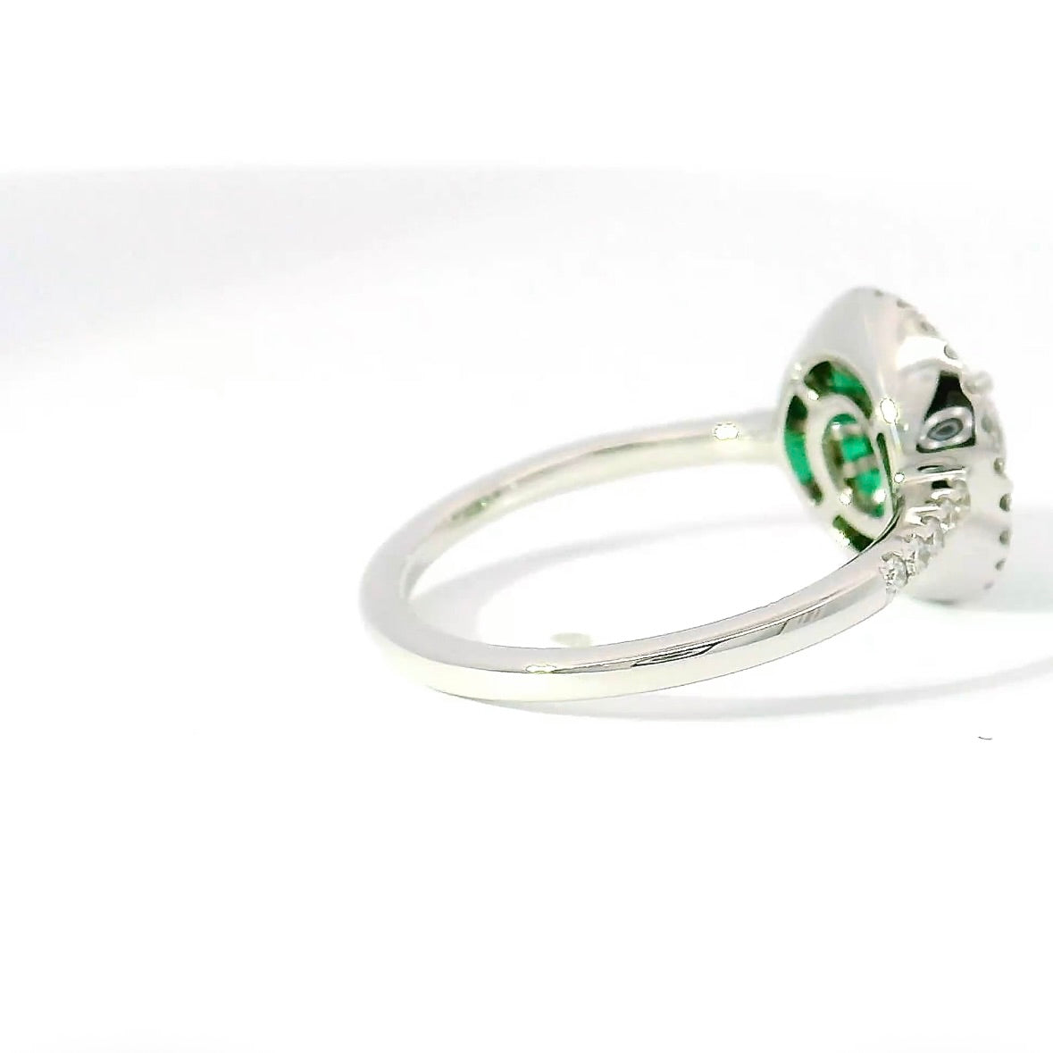 Moderner Ring in 18 Karat Weißgold mit Brillanten & Smaragden