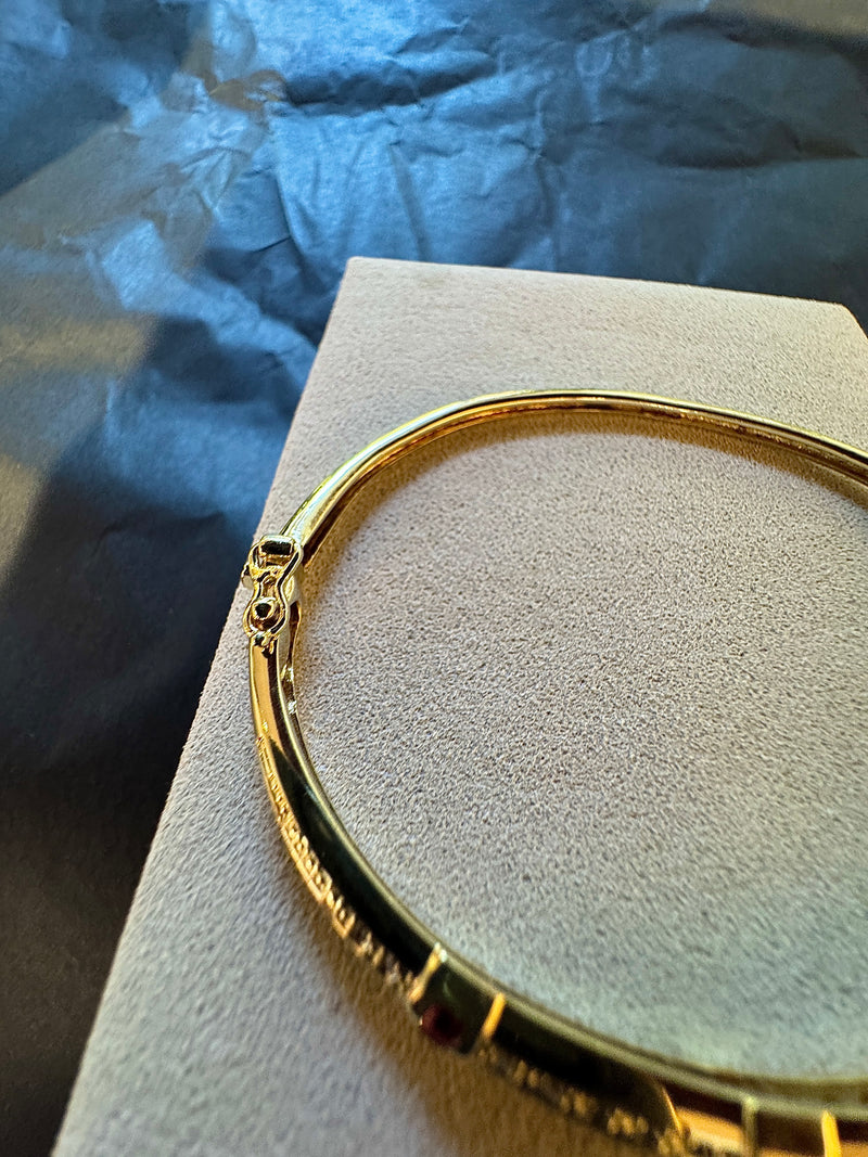 Aufregender Armreif in 14 Karat Gelbgold mit Rubinen und Diamanten