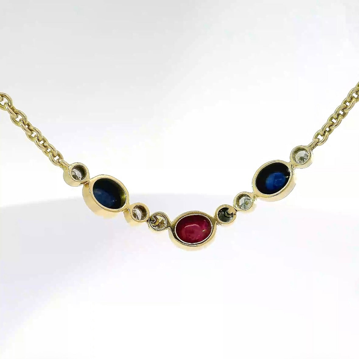Edles Collier in 18 Karat Gelbgold mit Rubin, Saphiren & Brillanten