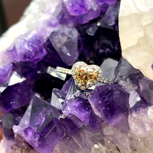 Moderne en elegante solitaire ring in 18 karaat witgoud met een bijzondere hartdiamant fancy kleur