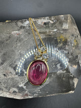 Handgefertigter Anhänger in 14 Karat Gelbgold mit Rubellit und Brillanten