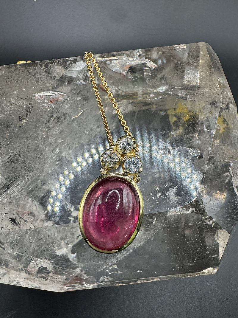Handgefertigter Anhänger in 14 Karat Gelbgold mit Rubellit und Brillanten