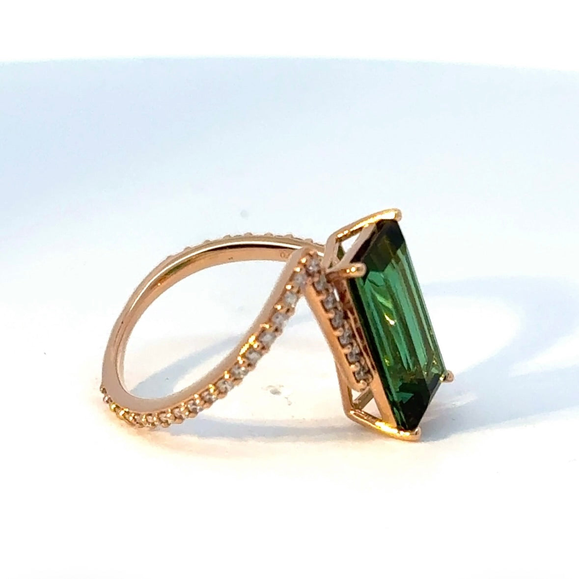 Eleganter Ring in 14 Karat Rosegold mit Lagoon-Turmalin & Brillanten