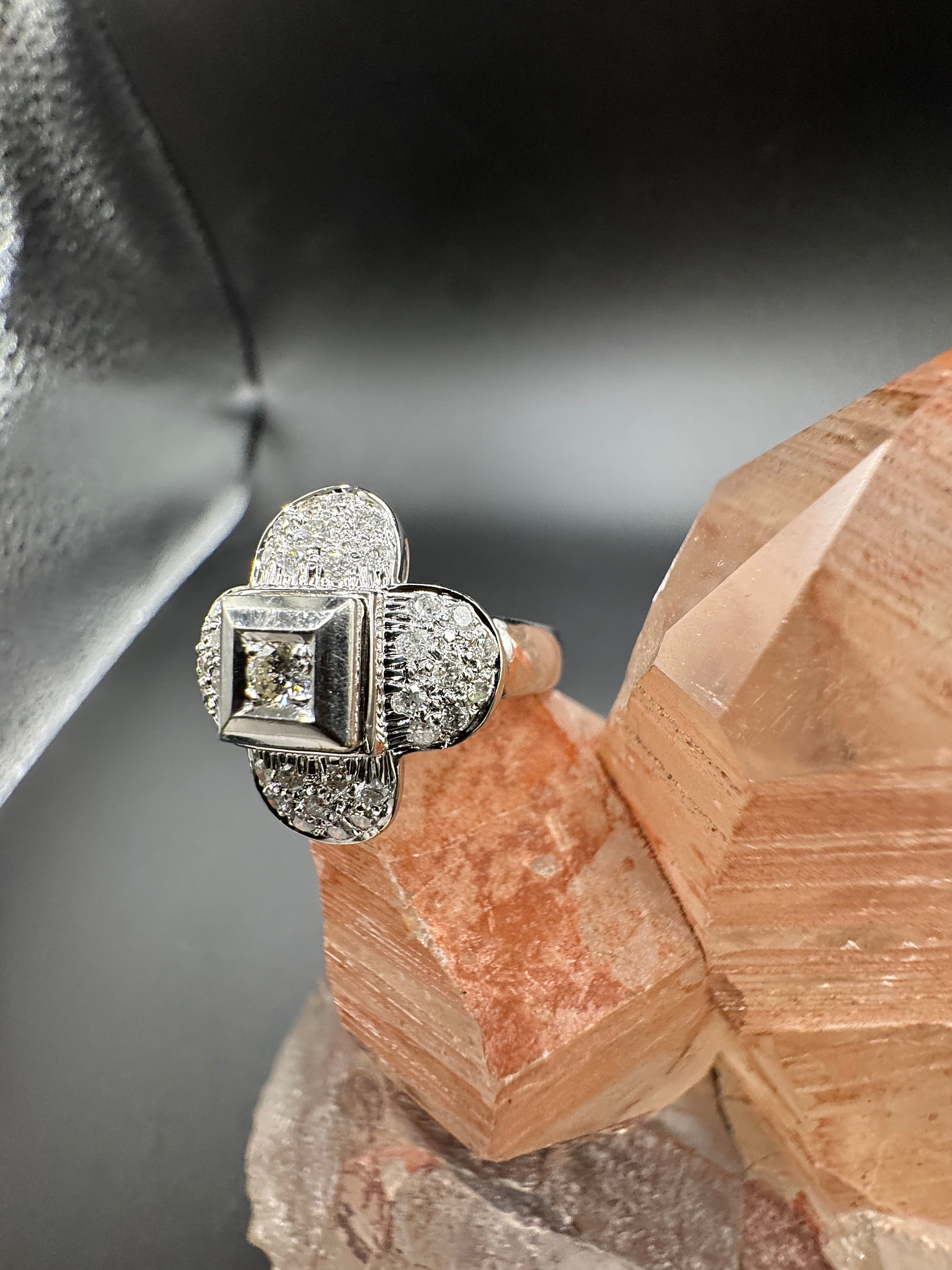 Eleganter Ring in 14 Karat Weißgold mit Brillanten