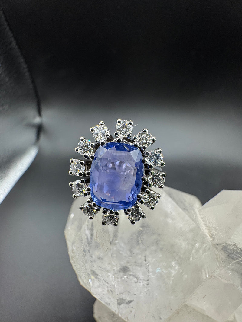 Prunkvoller Entourage Ring in 18 Karat Weißgold mit Saphir & Brillanten