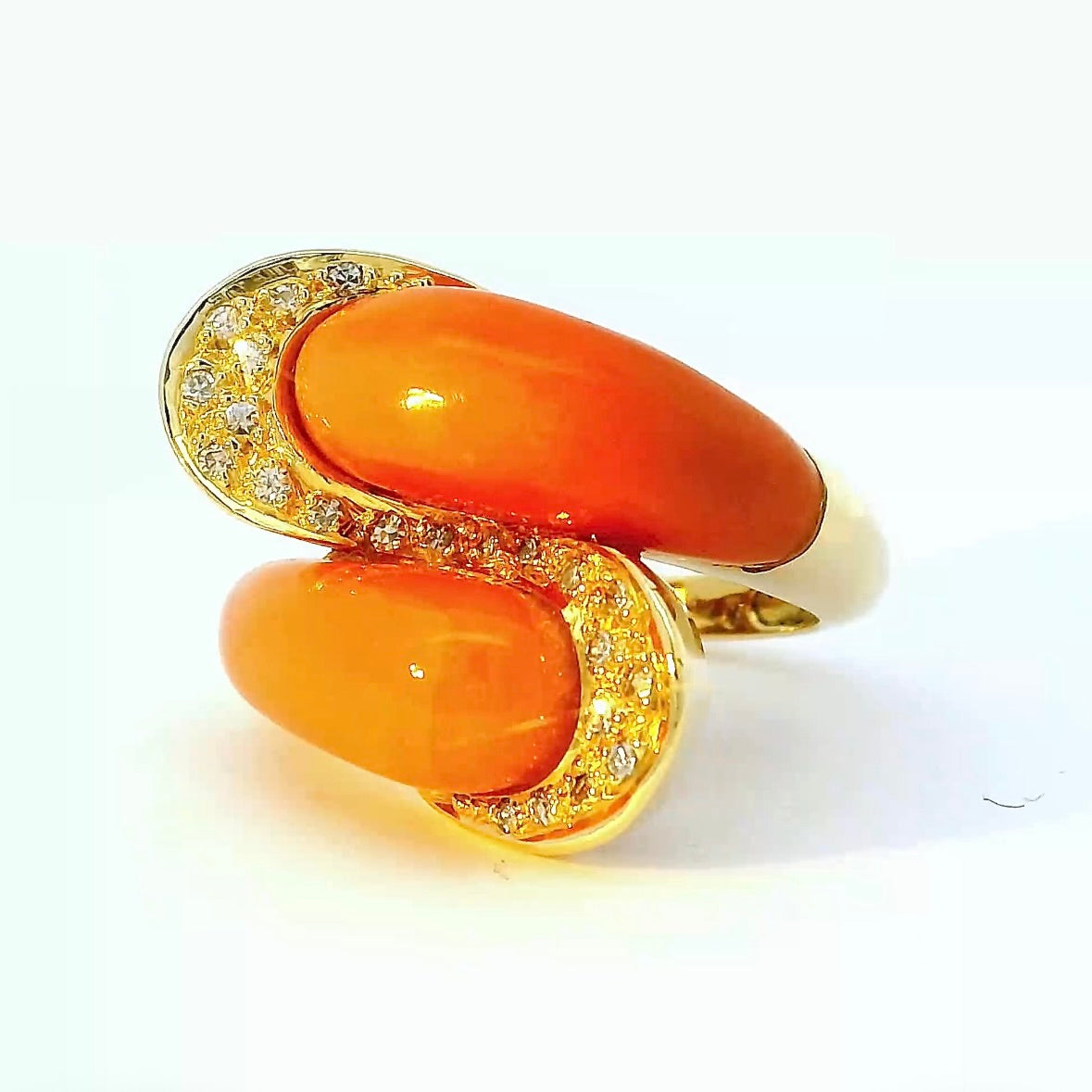 Eleganter Ring in 18 Karat Gelbgold mit Engelshautkoralle & Diamanten