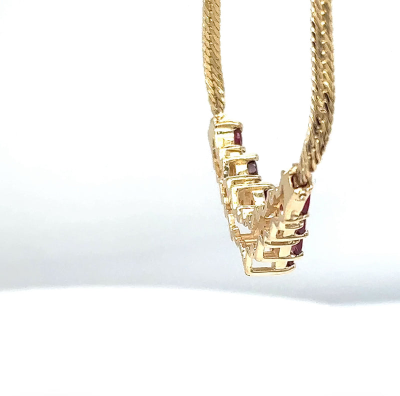 Stilvolles Rubin-Collier in 14 Karat Gelbgold mit Brillanten