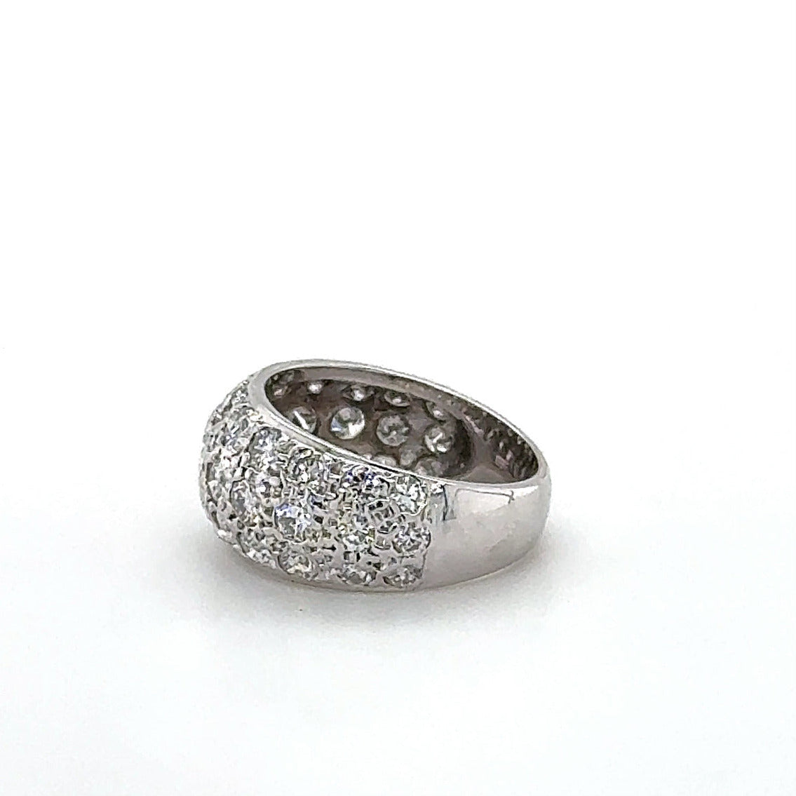 Wirkungsvoller Weißgoldring in 14 Karat mit hochfeinen Brillanten im Pavé-Verschnitt