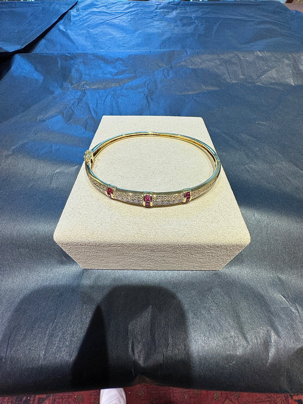 Aufregender Armreif in 14 Karat Gelbgold mit Rubinen und Diamanten