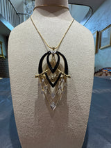 Ausgefallener Anhänger in 18 Karat Gelbgold mit Onyx-Schnitzerei & Brillanten