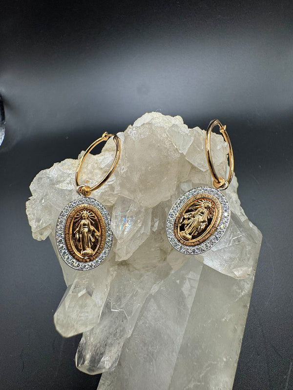 Moderne Madonna Ohrringe in 14 Karat Gold mit feinen Brillanten