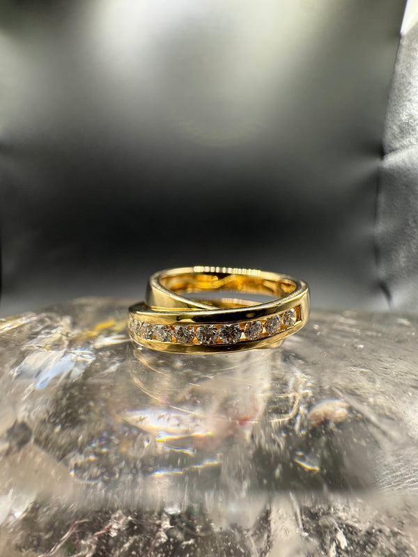 Moderner Design-Ring in 14 Karat Gelbgold mit feinen Brillanten