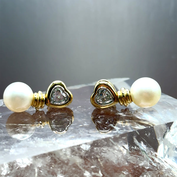 Romantische Ohrringe in 18 Karat Gold mit Herz-Brillanten & Akoya-Perlen