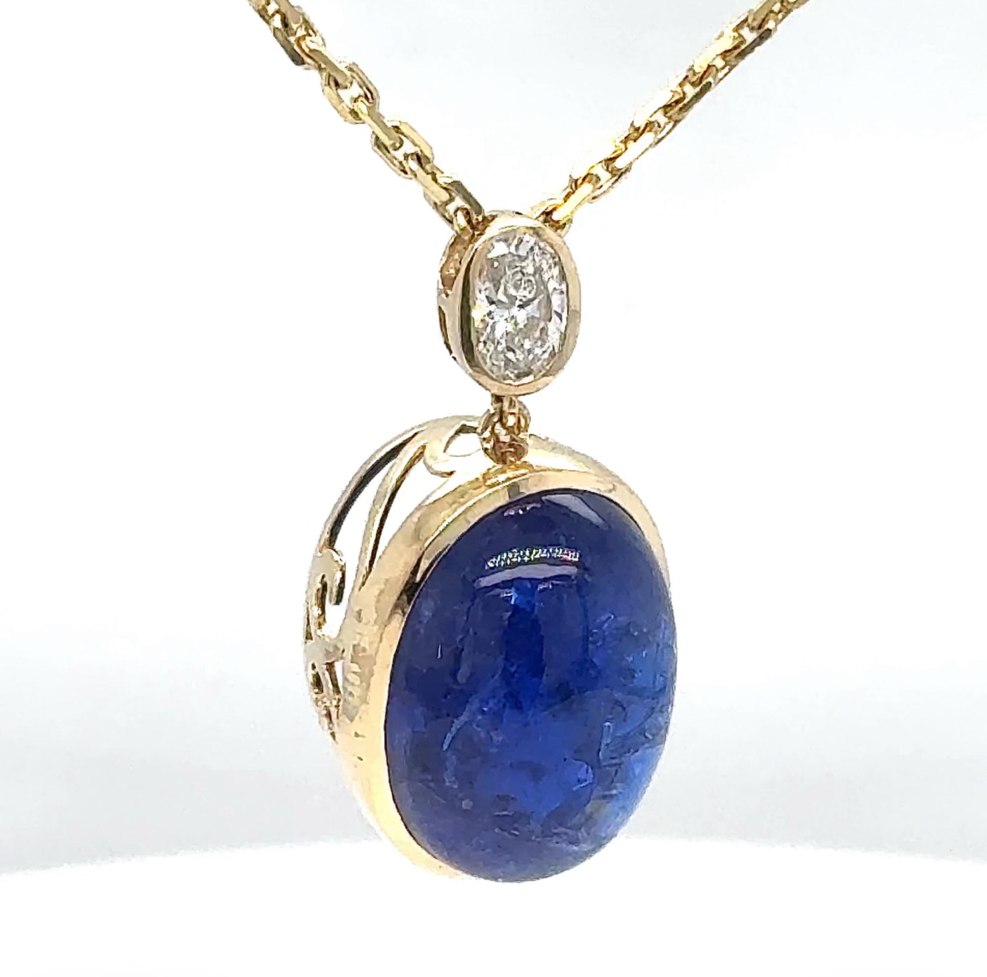 Beeindruckender Tansanit Anhänger in 14 Karat Gelbgold mit ovalen Brillant & Kette