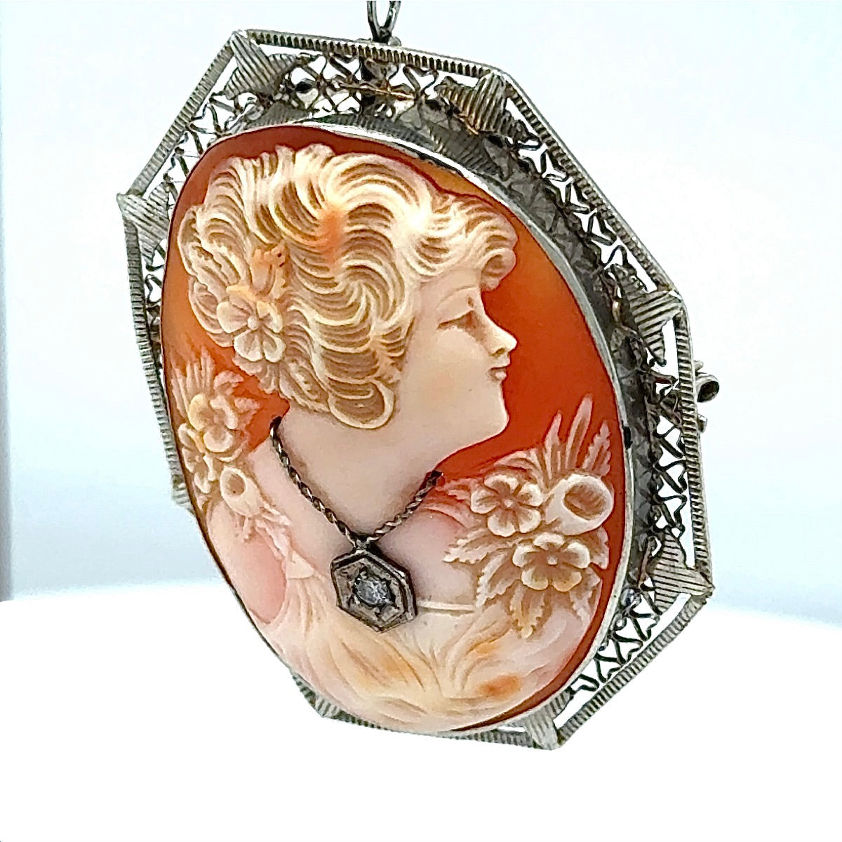 Antique brooch in 14-karat white gold with shell cameo and brilliant-cut diamond - Impressively crafted