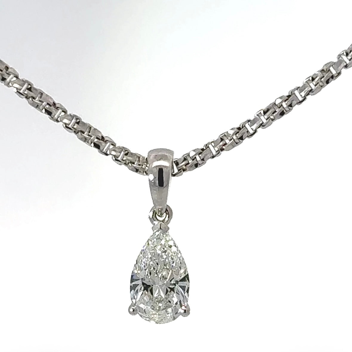 Elegant solitaire pendant in 18 carat white gold with IF brilliant in River (E)