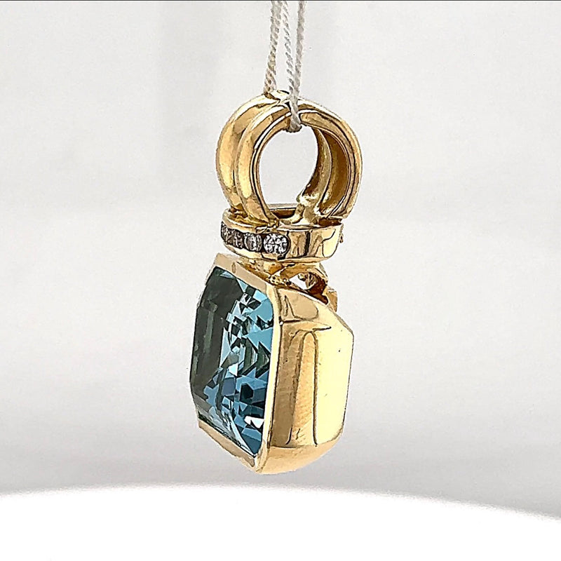 Edler Anhänger in 18 Karat Gelbgold mit seltenem Aquamarin & Brillanten