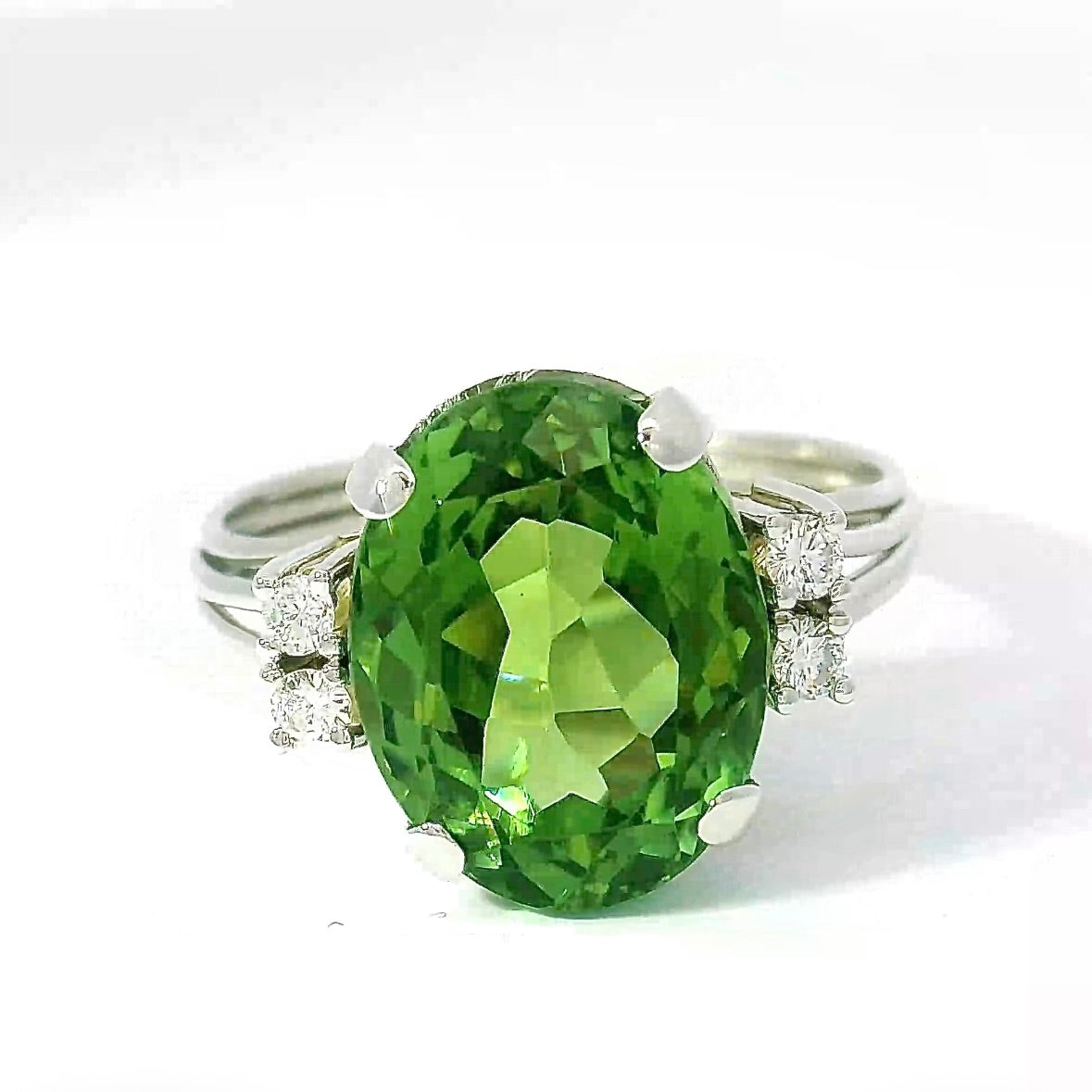 Zeitloser Vintage-Ring in 18 Karat Weißgold mit grünem Turmalin & Brillanten