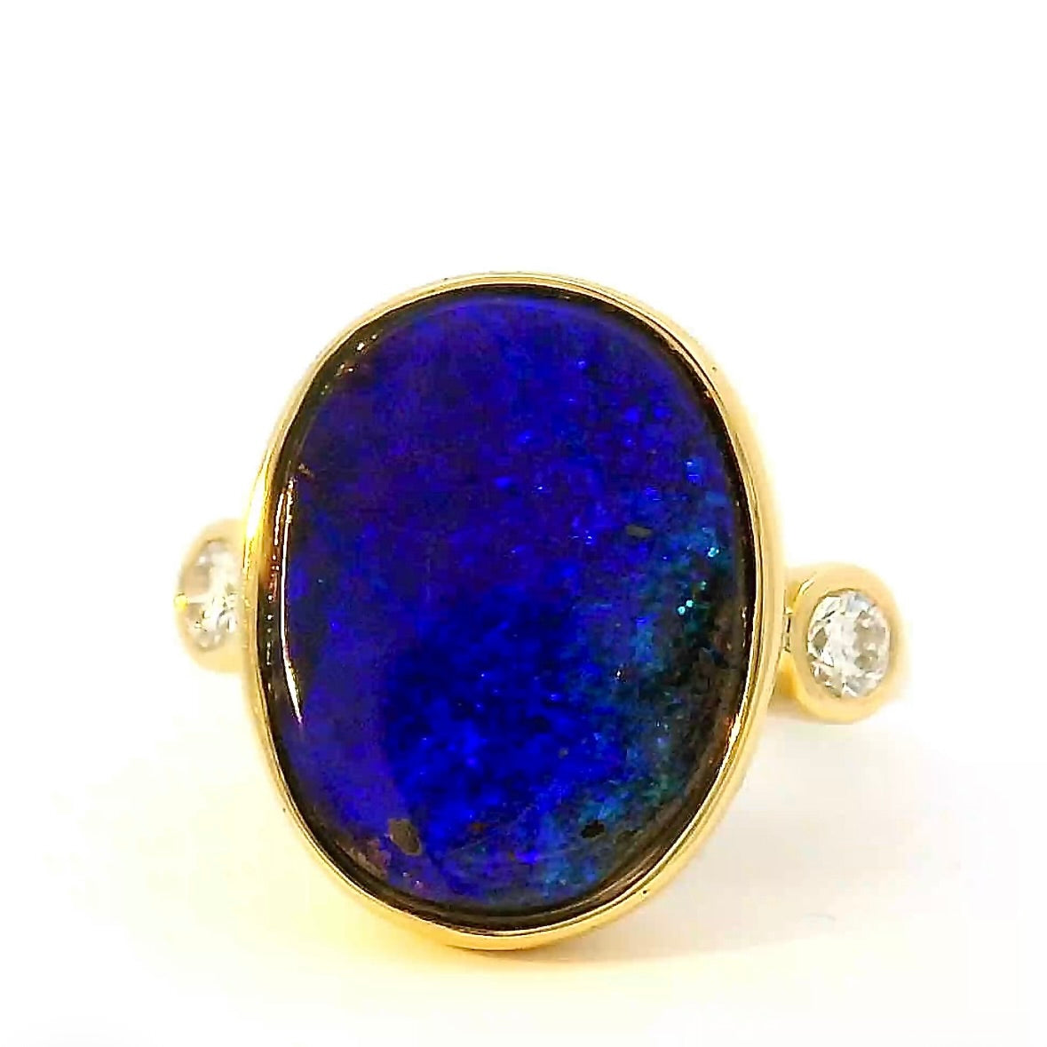 Eleganter Opalring in 18 Karat Gelbgold mit feinen Brillanten