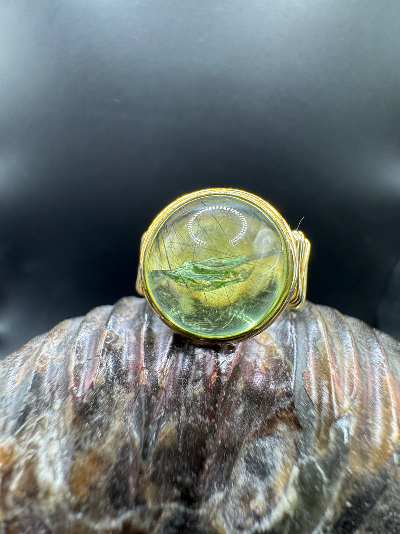 Ausgefallene Handarbeit in 18 Karat Gelbgold mit großem Peridot