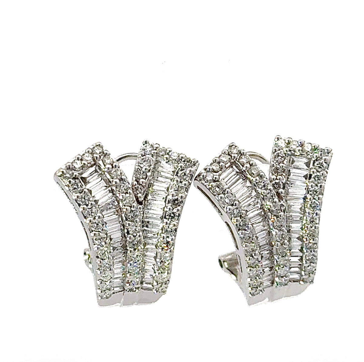 Exciting earrings in 18 carat white gold with brilliant-cut diamonds & baguette diamonds