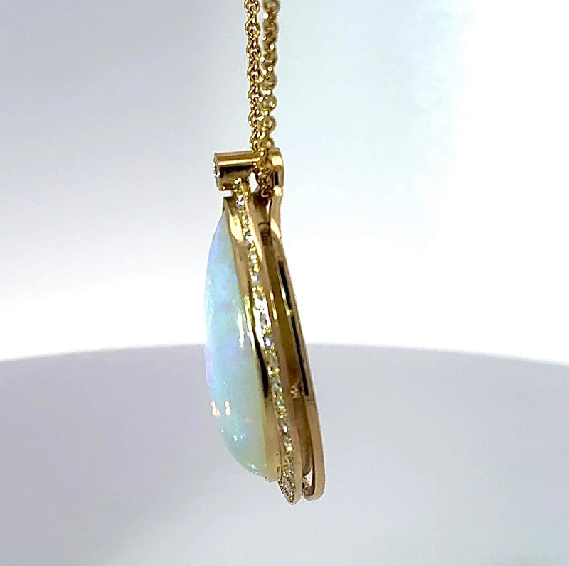 Handgefertigter Anhänger in 14 Karat Gelbgold mit äthiopischem Opal und Brillanten