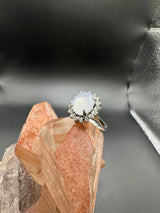 Zeitloser Entourage Ring in 18 Karat Weißgold mit seltenem Saphir & Diamanten