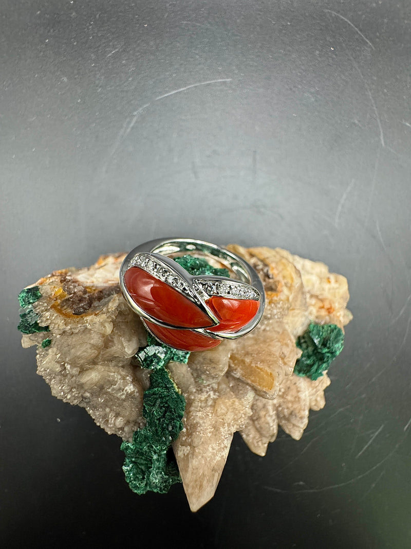 Edler Ring in 18 Karat Weißgold mit leuchtender Koralle & Brillanten