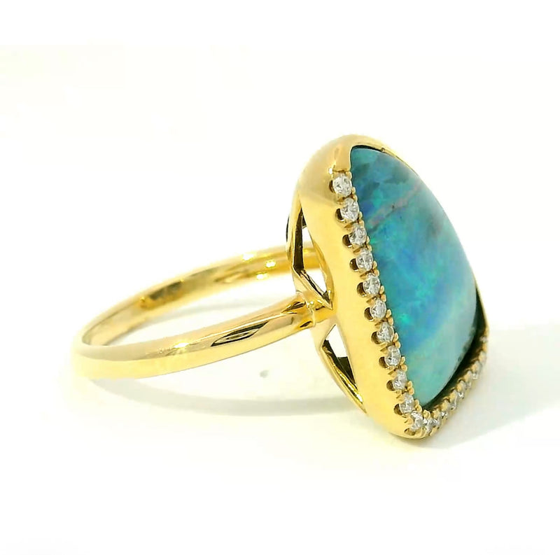 Moderner Ring in 14 Karat Gelbgold mit australischem Opal & Brillanten