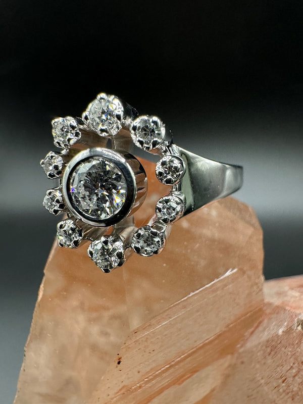 Stilvoller Ring in 18 Karat Weißgold mit feinen Brillanten