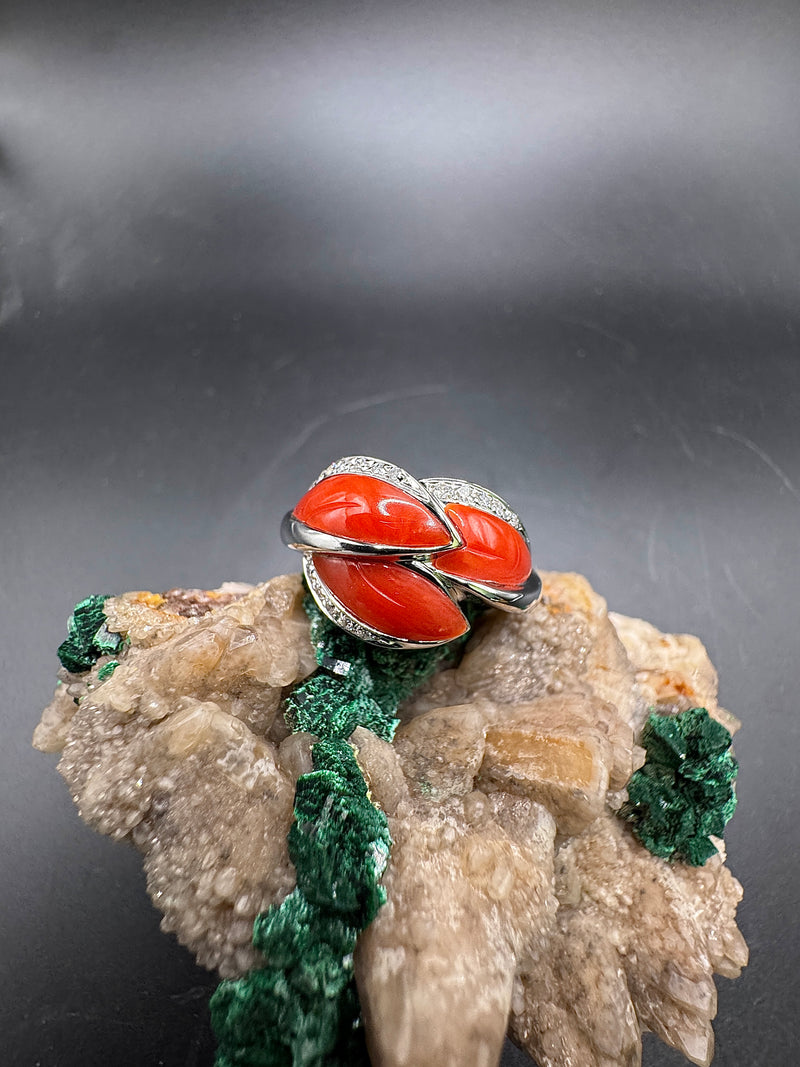 Edler Ring in 18 Karat Weißgold mit leuchtender Koralle & Brillanten | Ringe - Schmuck Schroll