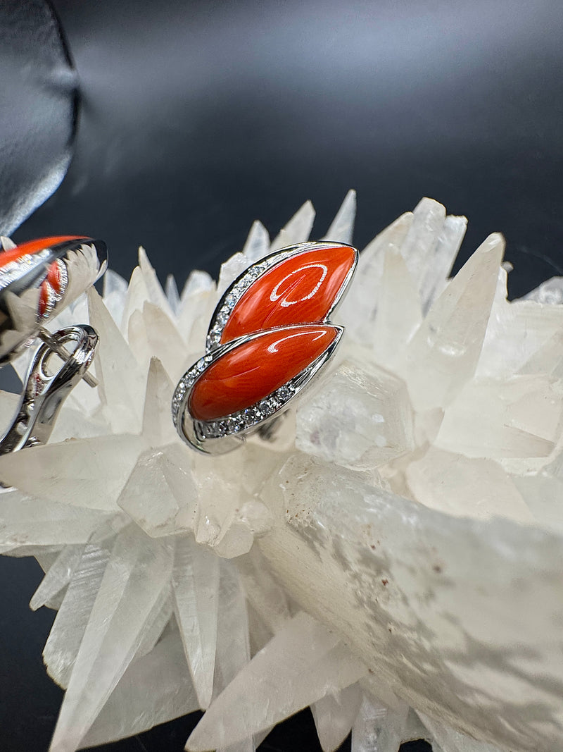 Hochwertige Ohrringe in 18 Karat Weißgold mit handgeschnitzter Koralle