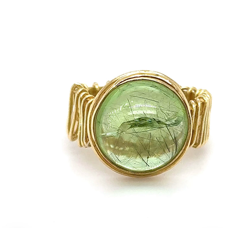Ausgefallene Handarbeit in 18 Karat Gelbgold mit großem Peridot