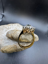 Verspielter Ring in 14 Karat Gelb- und Weißgold mit Saphir & Brillanten