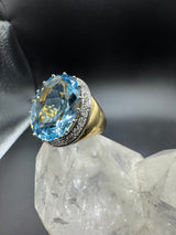 Edler Ring in 18 Karat Gelbgold mit augenreinem Aquamarin & Brillanten