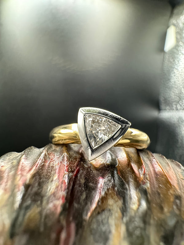 Handgefertigter Wempe Solitär Ring in 18 Karat Gelb & Weißgold mit Trilliant